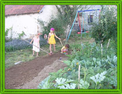 kinderen in groenten tuin